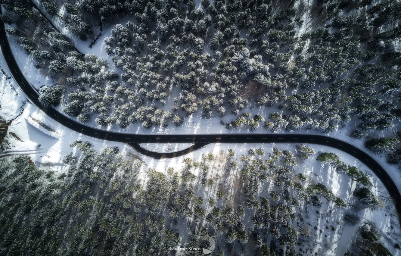 Фото обои зима, дорога, лес, свет, природа, тени, вид сверху