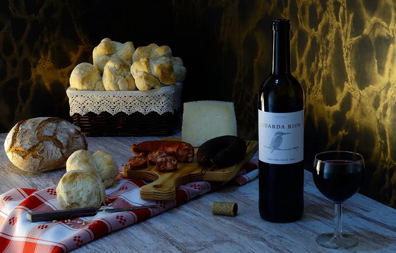 Фото обои стол, вино, бокал, бутылка, сыр, хлеб, нож, пробка