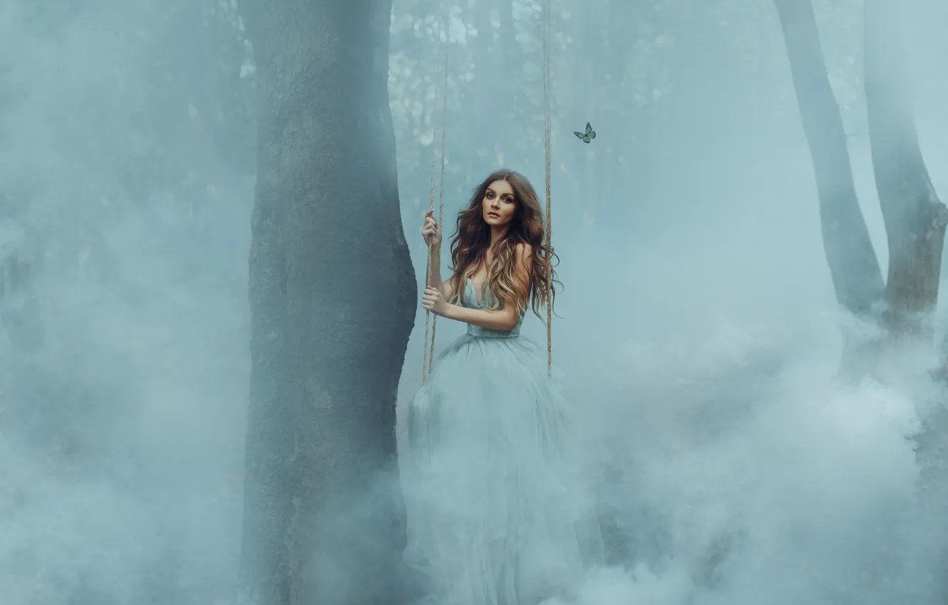Фото обои лес, девушка, деревья, туман, качели, бабочка, Holly Tandy