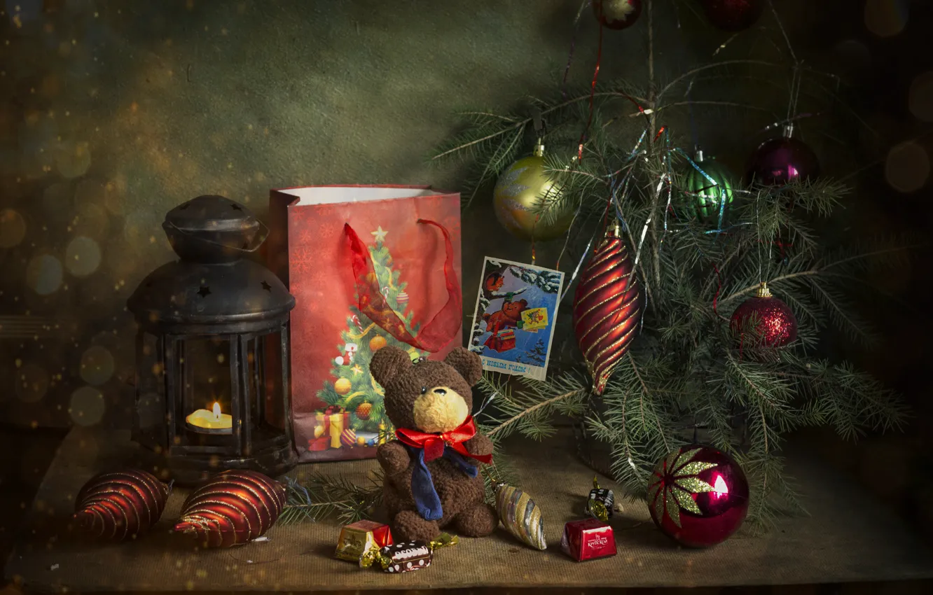 Фото обои игрушки, новый год, ель, конфеты, мишка, фонарь, сумка, натюрморт