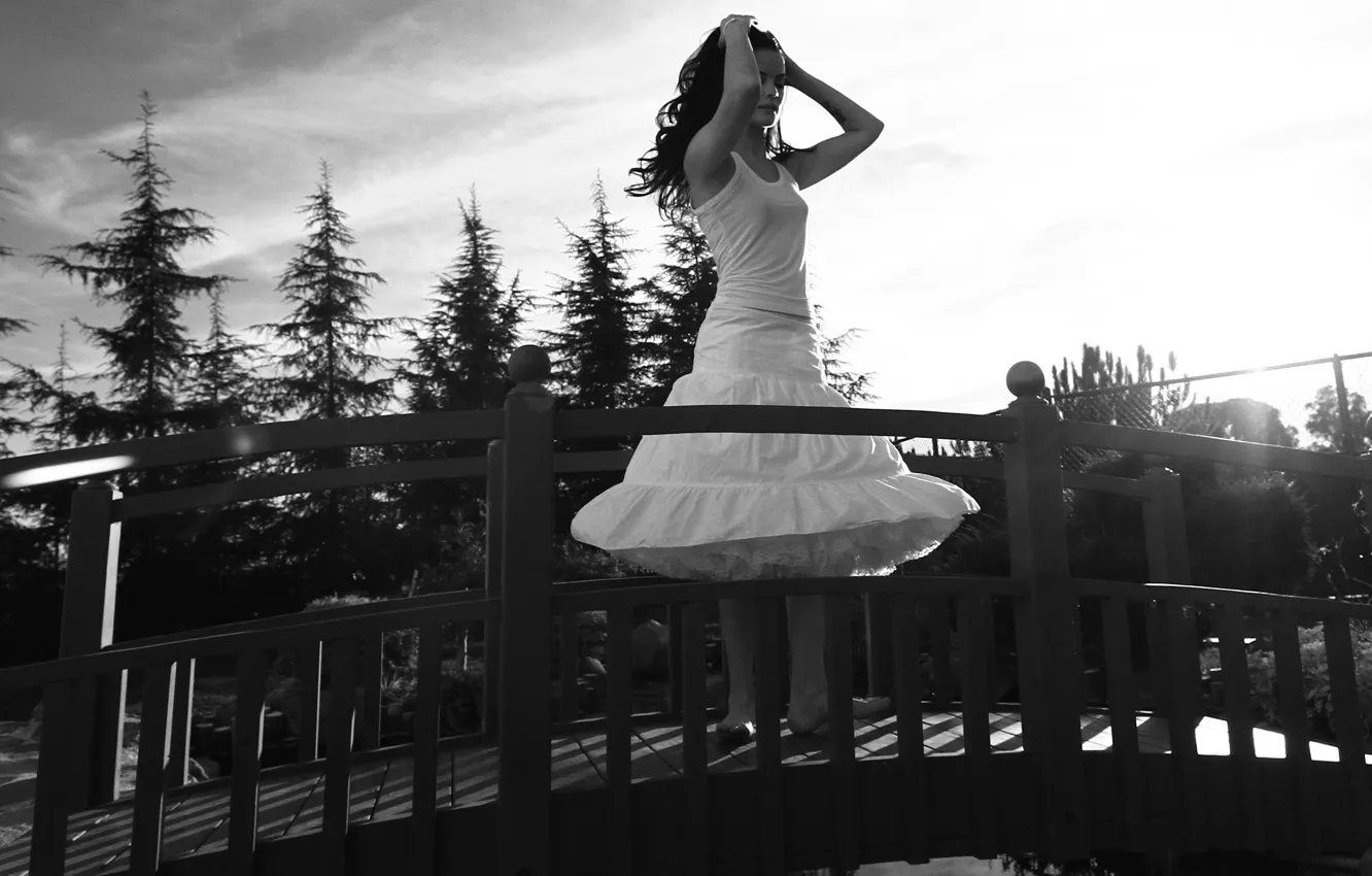 Фото обои взгляд, девушка, мост, актриса, брюнетка, белое платье, Jaimie Alexander, Джейми Александер