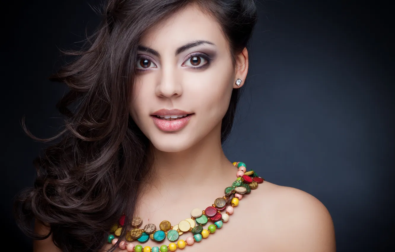 Фото обои глаза, взгляд, девушка, лицо, волосы, макияж, губы, бусы