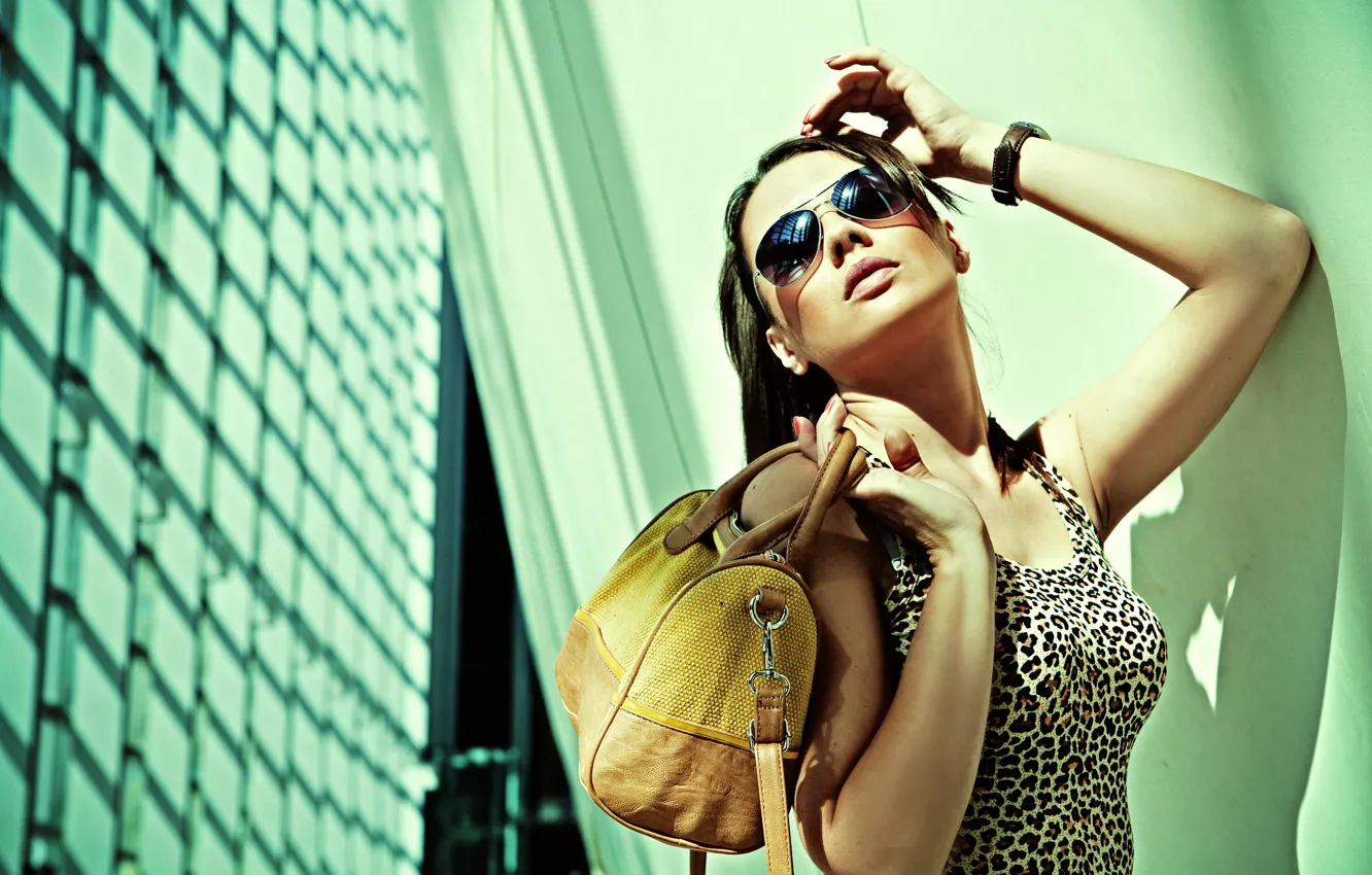 Фото обои девушка, модель, очки, браслет, сумка, волосы. руки