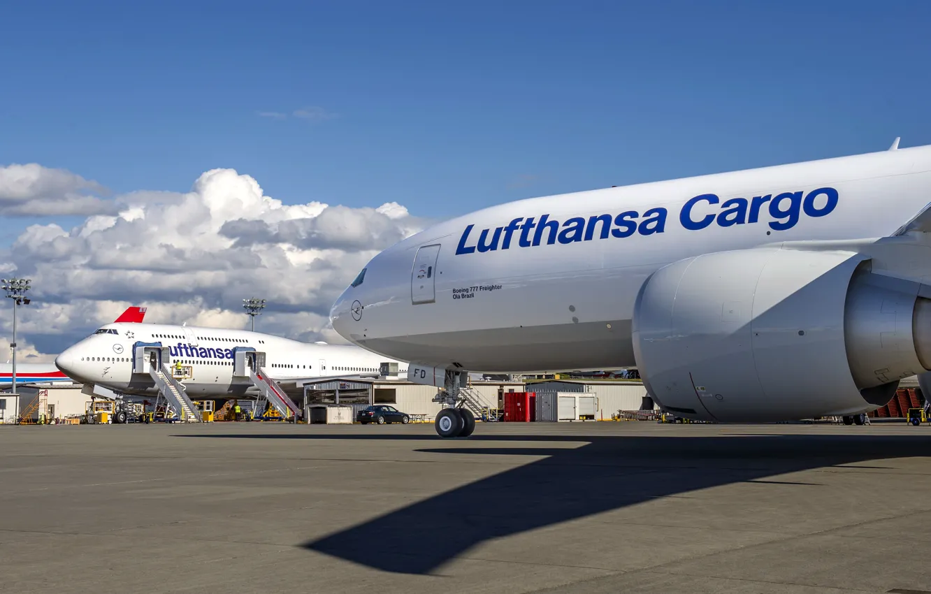 Фото обои небо, облака, Аэропорт, Boeing, Lufthansa, 800, Cargo, B-777