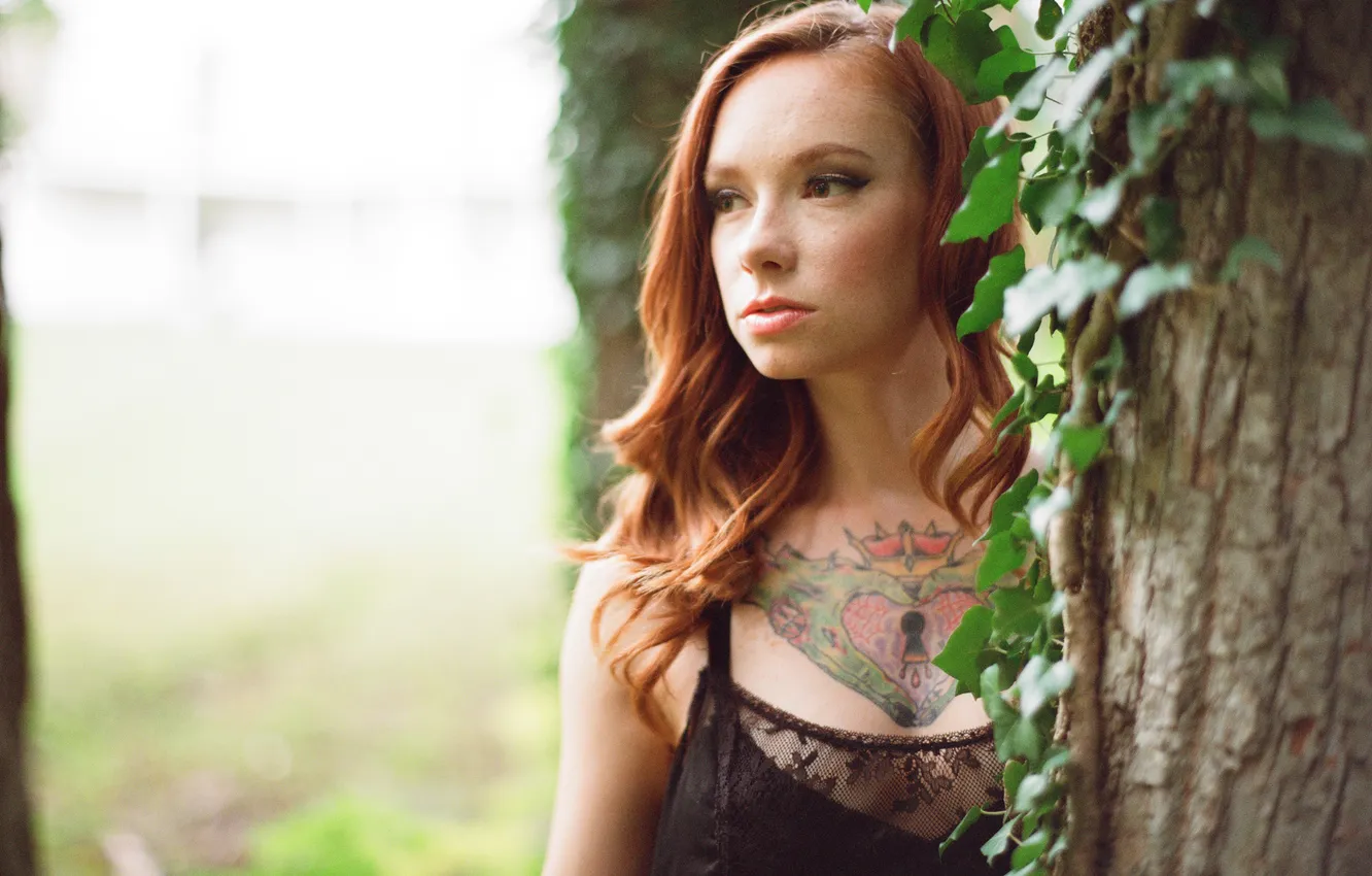 Фото обои girl, blouse, woman, tree, model, tattoo, redhead, Hattie Watson