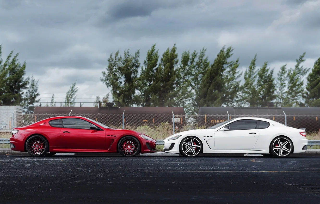 Фото обои белый, небо, деревья, красный, тучи, Maserati, ограждение, red