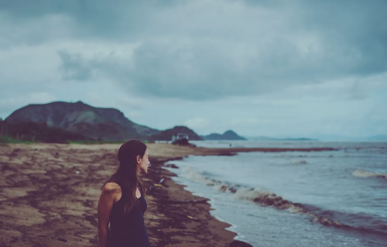 Фото обои waves, girl, beach, seaside, boat, cloudy