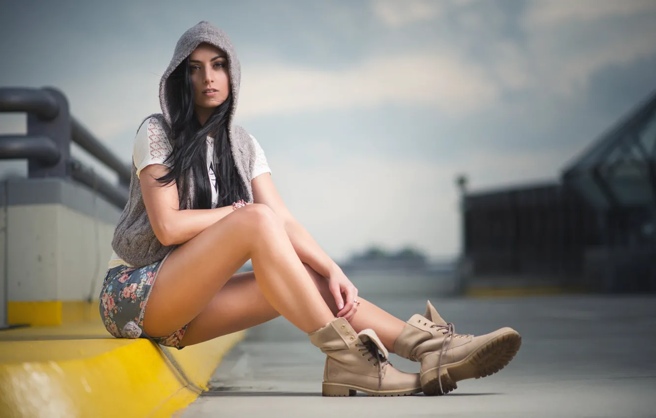 Фото обои взгляд, шорты, shorts, красивая девушка, look, beautiful girl, длинные ноги, long legs