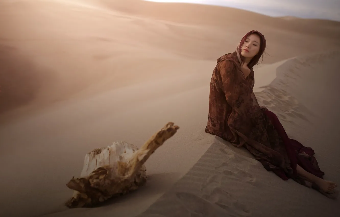 Фото обои песок, девушка, поза, пустыня, платье, брюнетка, дюны, костюм