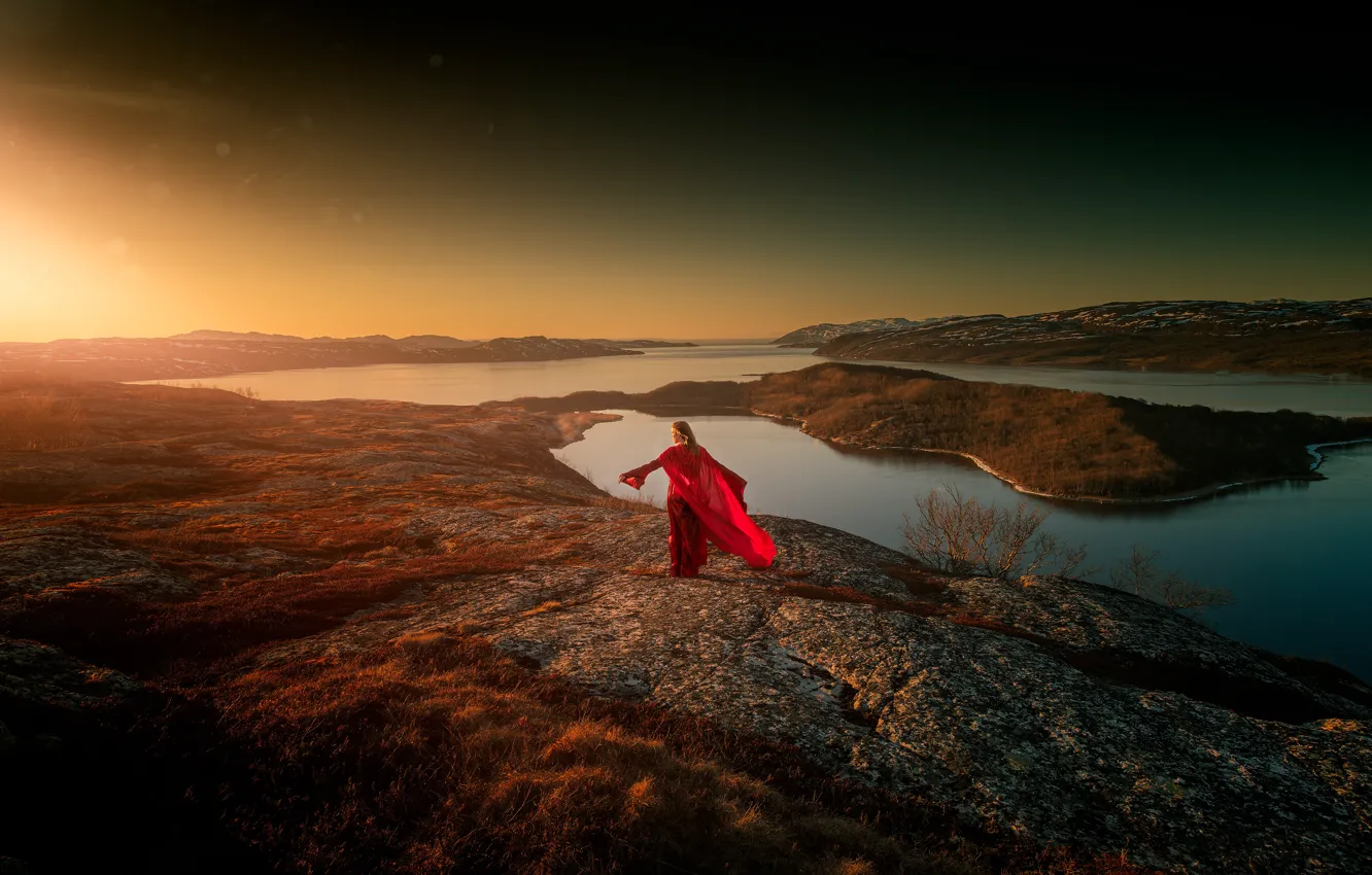 Фото обои девушка, солнце, свет, природа, берег, красное платье, водоем