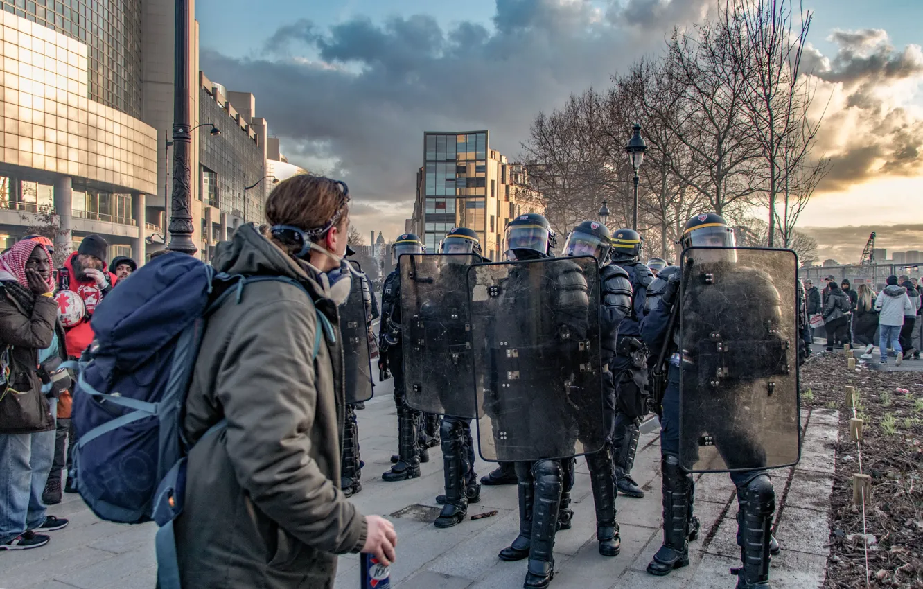 Фото обои город, улица, противостояние