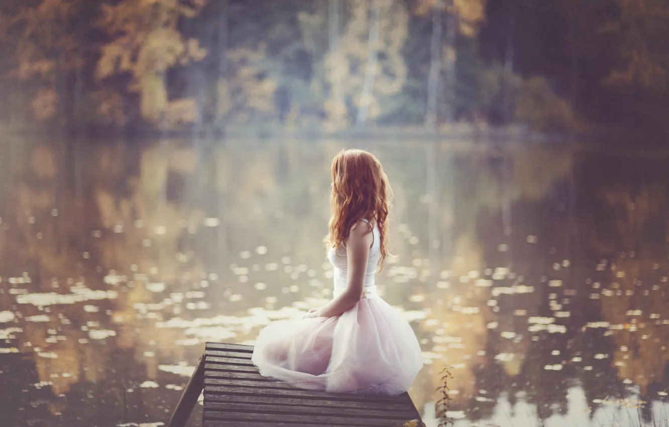 Фото обои осень, вода, девушка, природа, размытость, платье, рыжеволосая