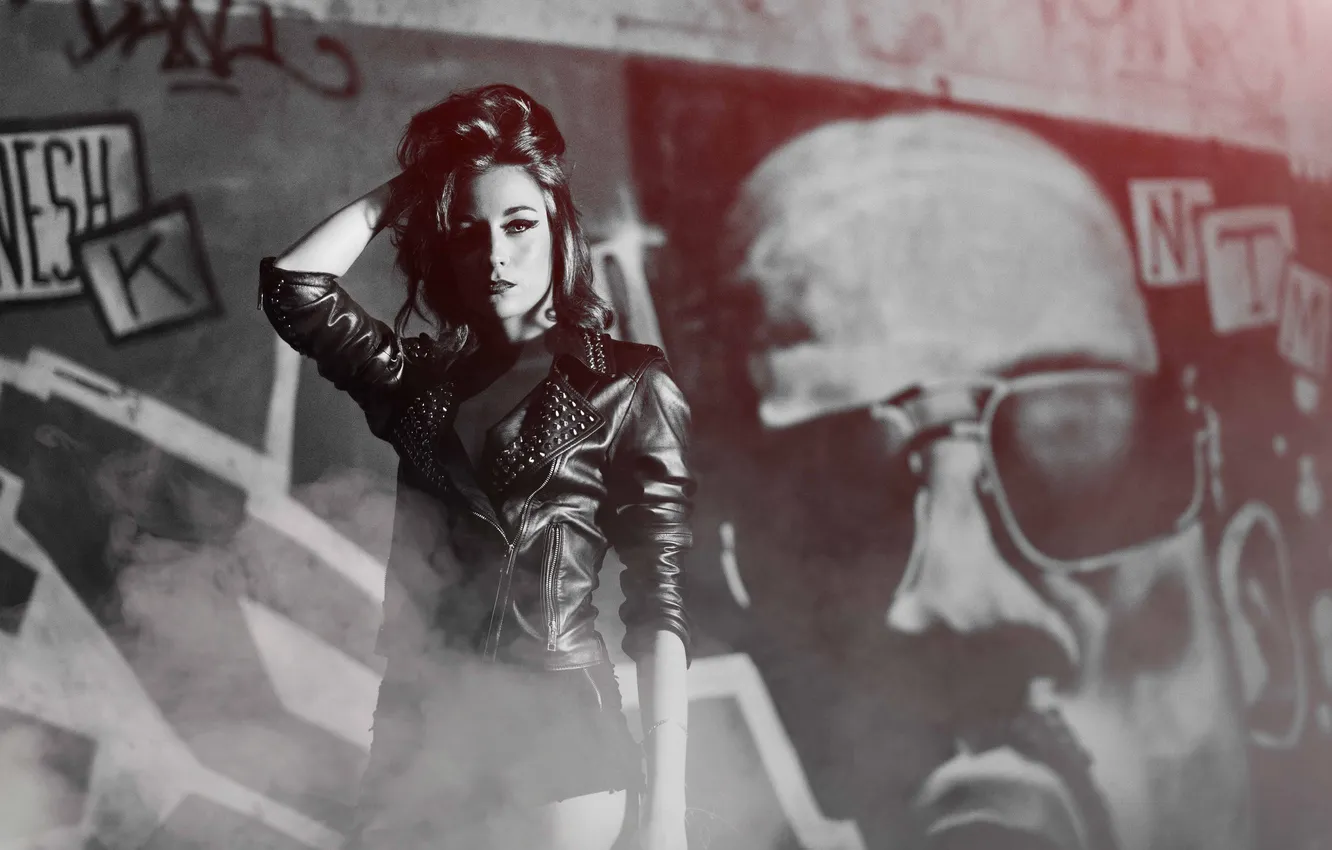 Фото обои взгляд, девушка, лицо, граффити, волосы, черно-белое, кожаная куртка