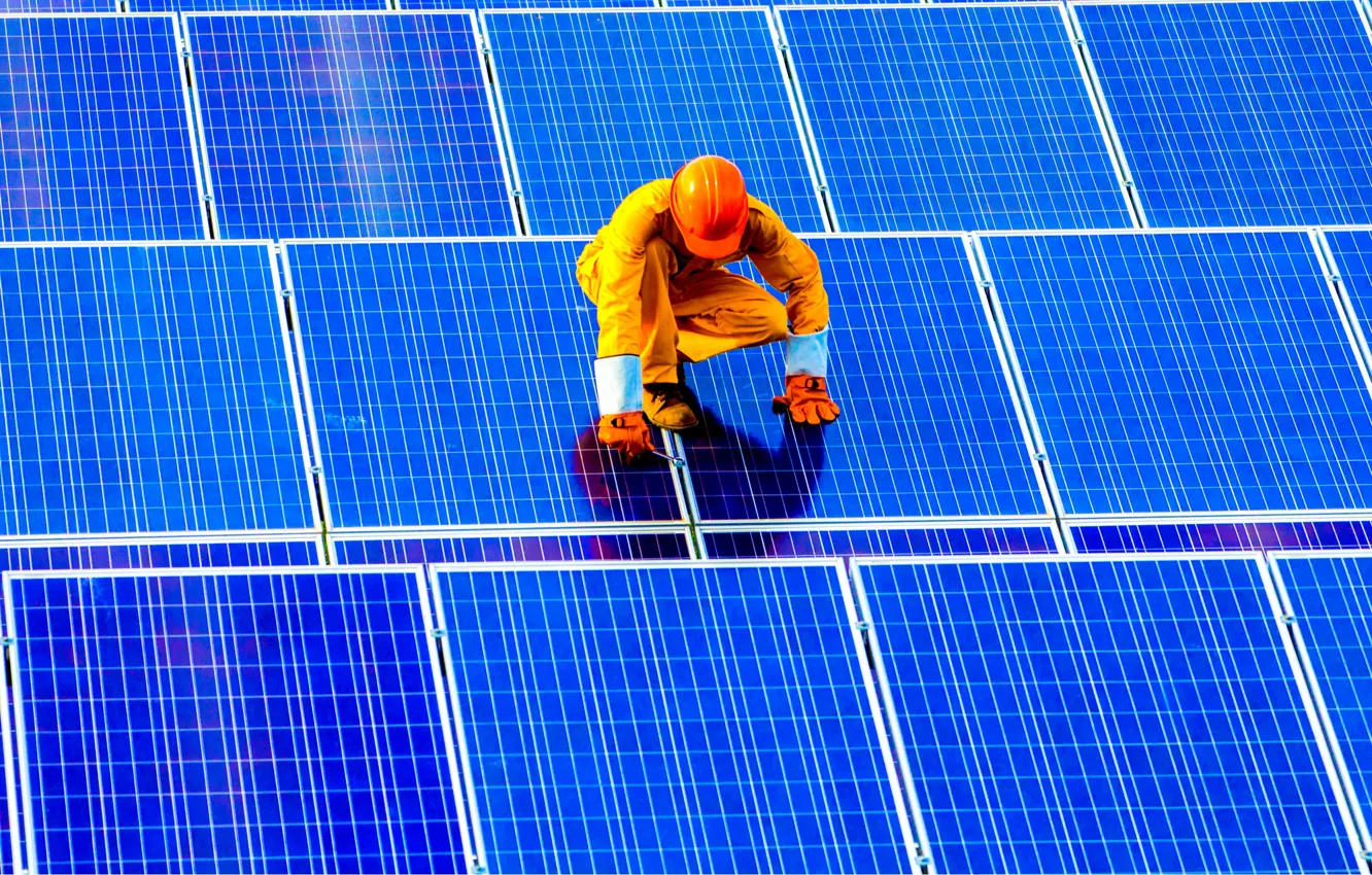 Фото обои worker, solar panels, solar energy