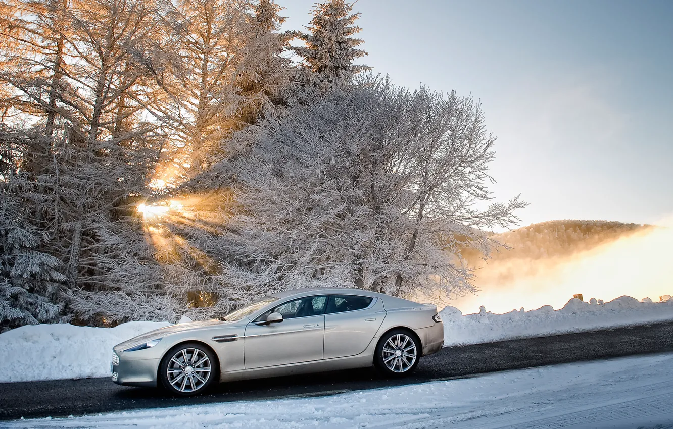 Фото обои зима, небо, солнце, снег, деревья, Aston Martin, Rapide, седан