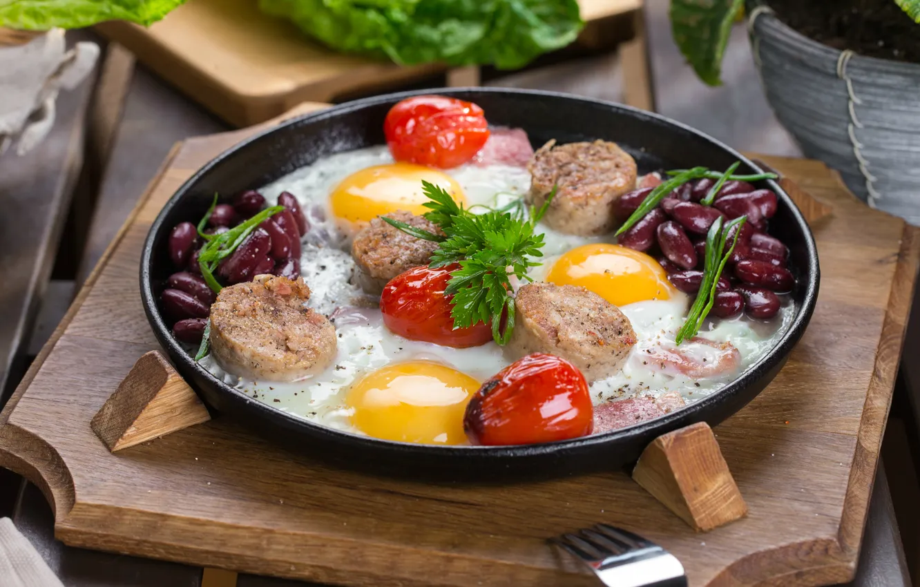 Фото обои яичница, помидоры, петрушка, колбаска, сковорода, фасоль