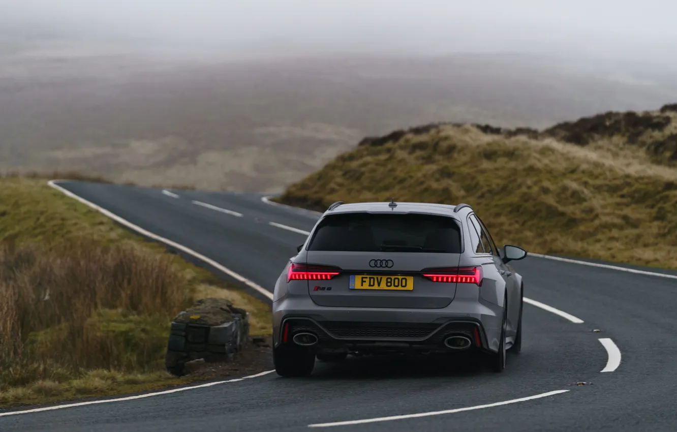 Фото обои асфальт, туман, Audi, поворот, вид сзади, универсал, RS 6, 2020
