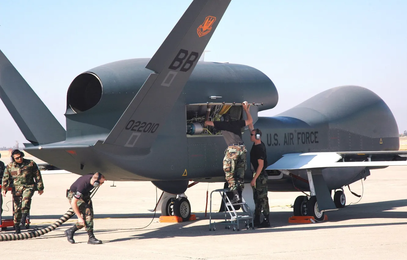 Фото обои USA, soldier, man, U.S. Air Force, drone, VANT, Northrop Grumman RQ-4 Global Hawk