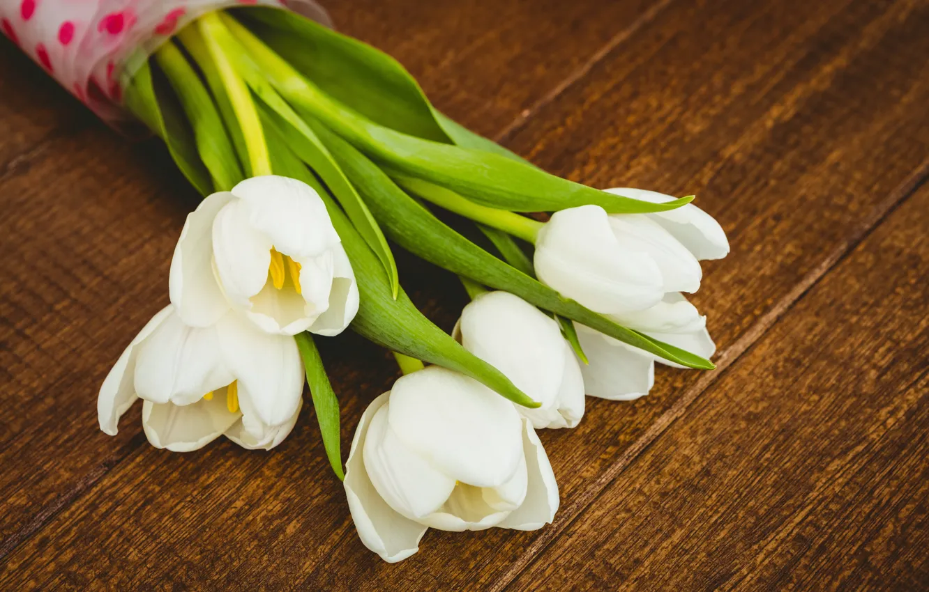 Фото обои цветы, букет, тюльпаны, white, белые, wood, flowers, tulips