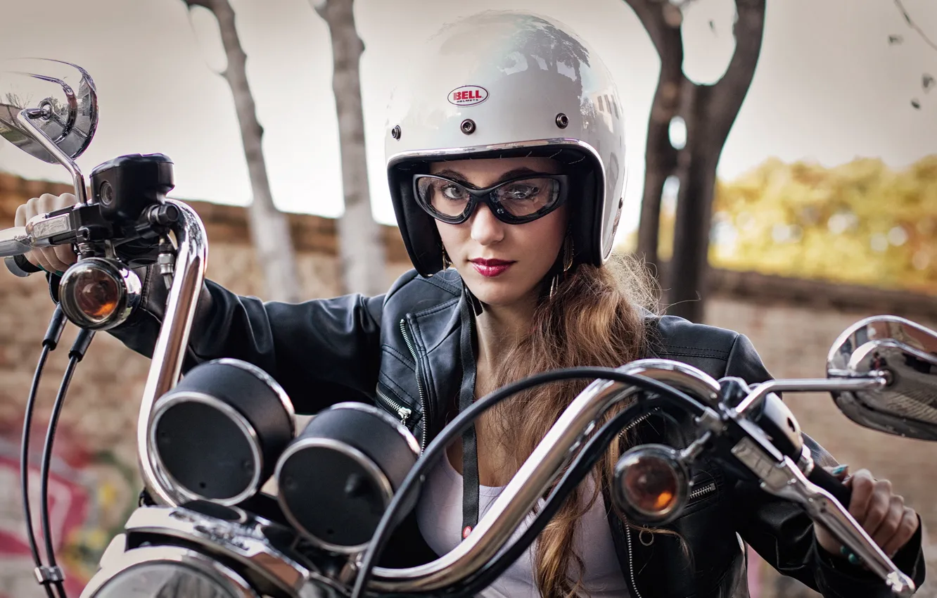Фото обои девушка, лицо, мотоцикл, шлем, кожаная куртка