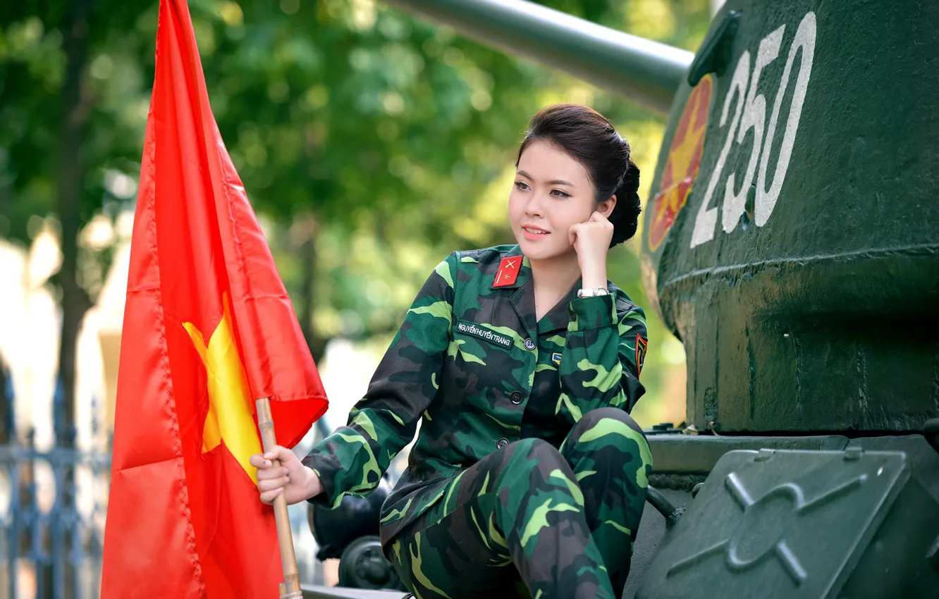 Фото обои флаг, танк, азиатка, военная форма, вьетнам, девушкa, вьетнамка
