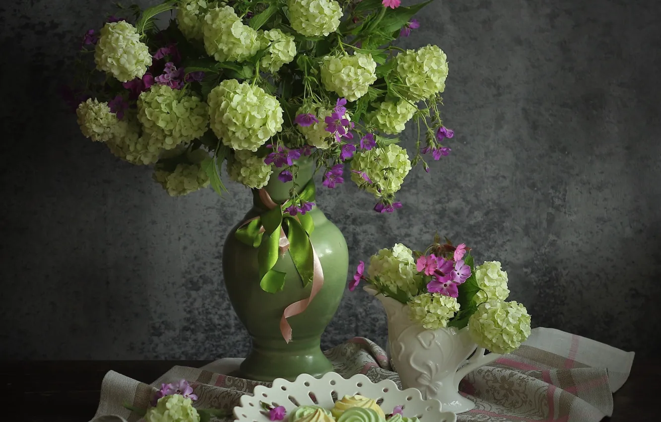Фото обои цветы, полотенце, ваза, натюрморт, десерт, салфетка, блюдо, гортензия