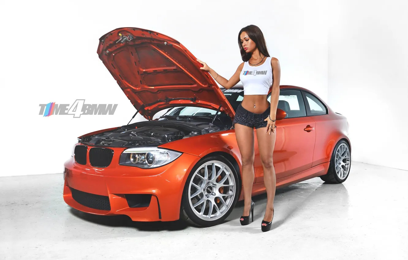 Обои Девушки, BMW, красивая девушка, оранжевый авто, позирует над ...