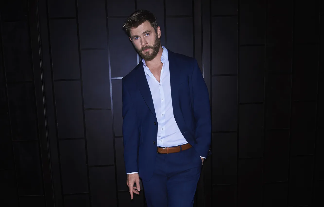 Фото обои фон, портрет, костюм, актёр, Крис Хемсворт, Chris Hemsworth