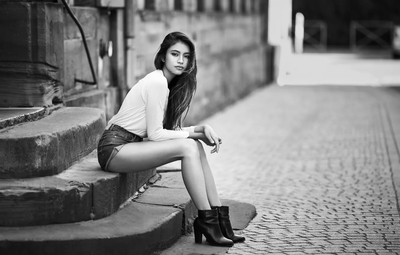 Фото обои monochrome, women, sitting, shirt, pumps, jean shorts, ankle boots, Lods Franck