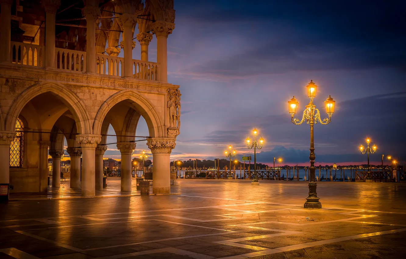 Фото обои огни, рассвет, Италия, фонарь, Венеция, канал, зарево, пьяцетта