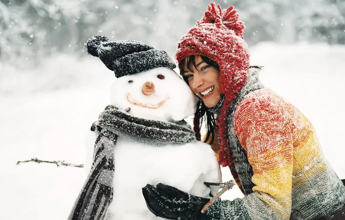 Фото обои зима, девушка, снег, улыбка, снеговик, обнимашки, потрясающе