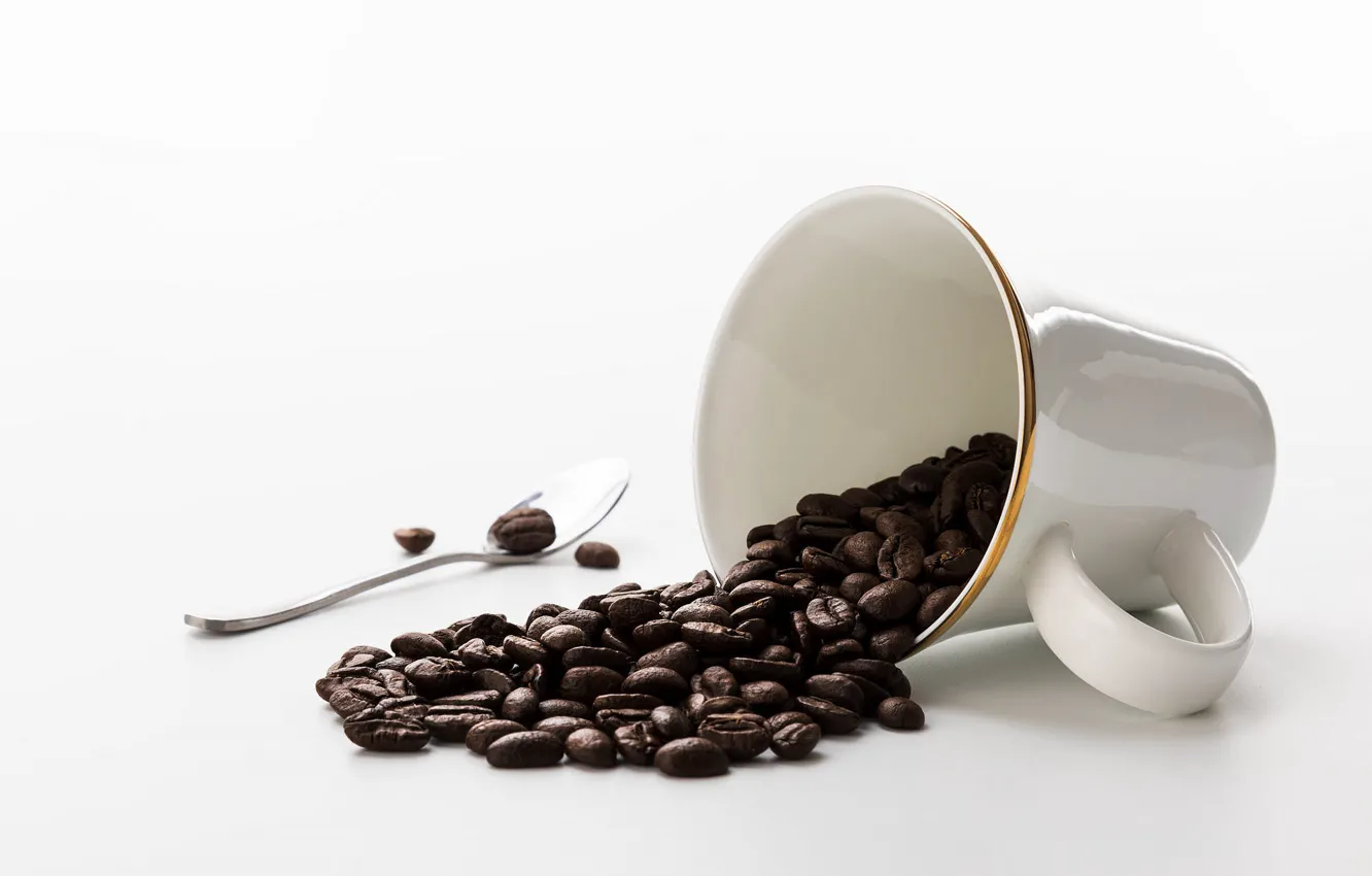 Фото обои кофе, ложка, кружка, чашка, белый фон, россыпь, кофейные зерна, фарфоровая