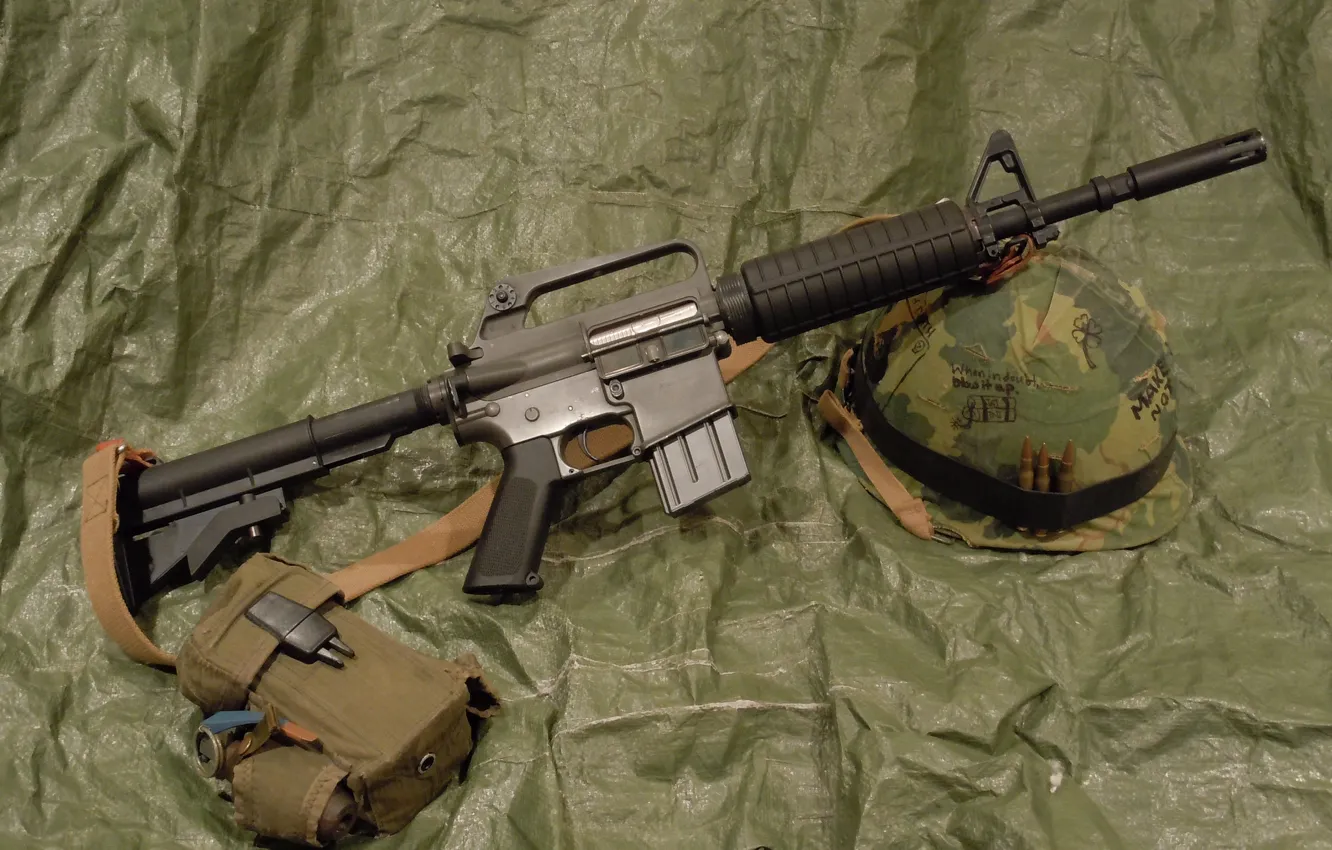 Фото обои оружие, винтовка, каска, M16, штурмовая