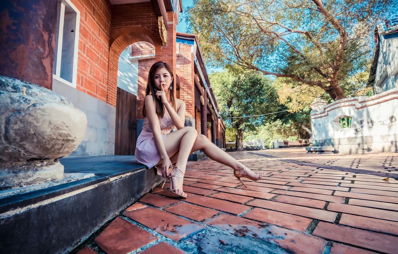 Фото обои взгляд, солнце, деревья, поза, модель, портрет, макияж, платье
