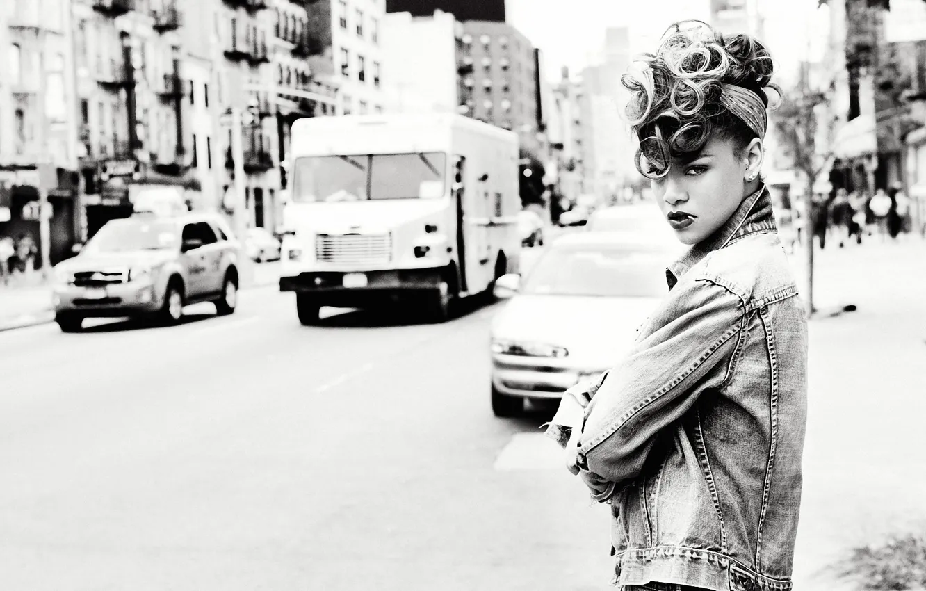 Фото обои взгляд, улица, черно-белое, певица, Rihanna, причёска, кудри, на тротуаре