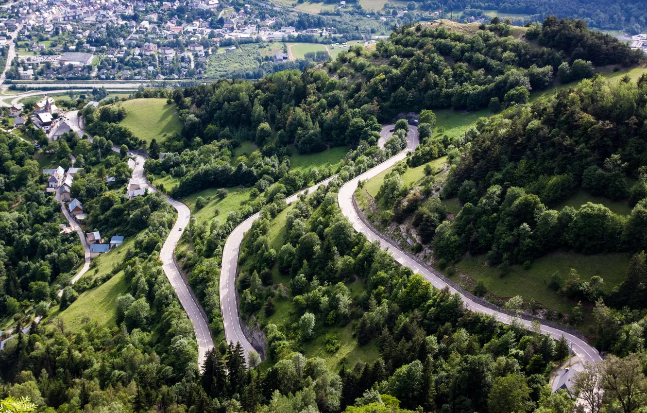 Фото обои дорога, деревья, горы, Франция, дома, серпантин, вид сверху, Alpe dHuez
