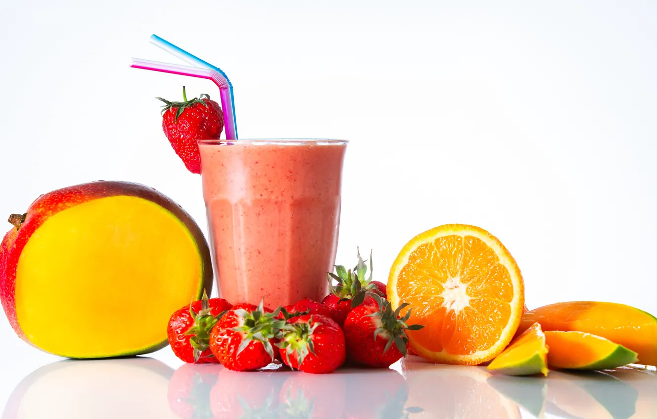 Фото обои стакан, ягоды, фон, апельсин, клубника, напиток, фрукты, манго