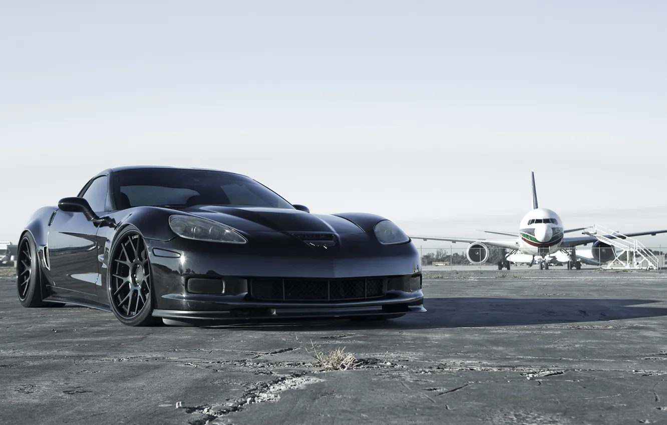 Фото обои асфальт, самолет, спорткар, corvette