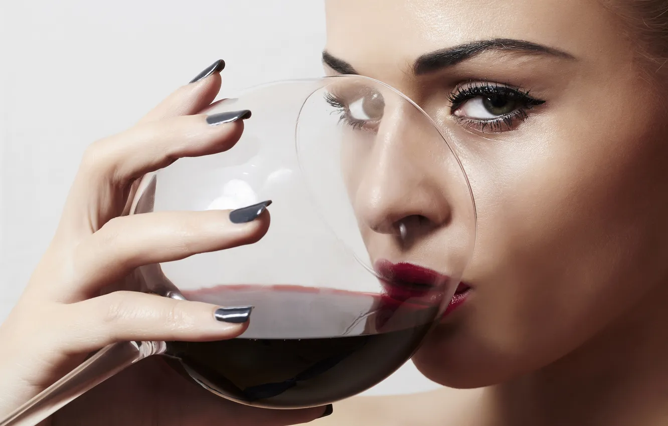 Фото обои глаза, взгляд, девушка, лицо, вино, рука, фужер