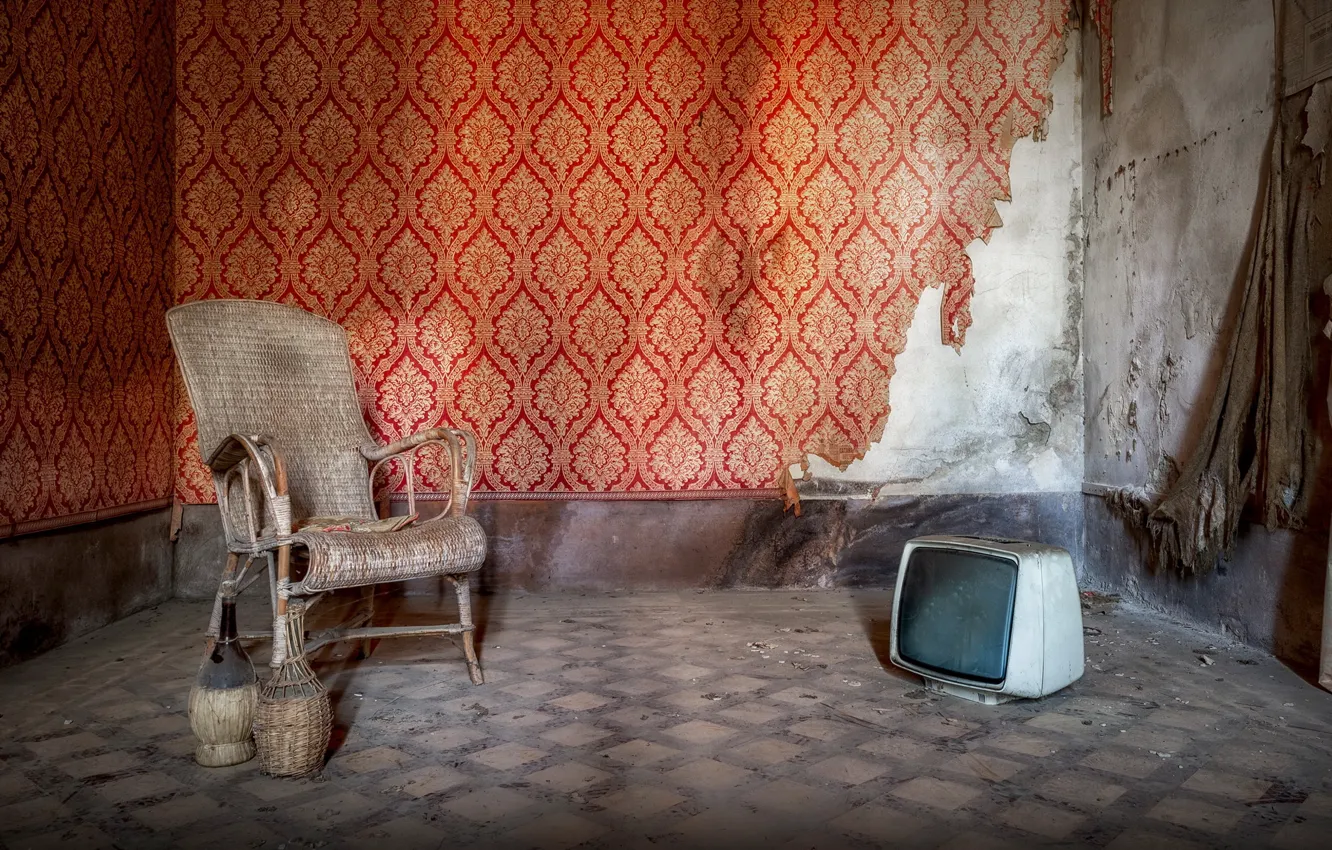 Фото обои кресло, телевизор, бутылки, натурализм