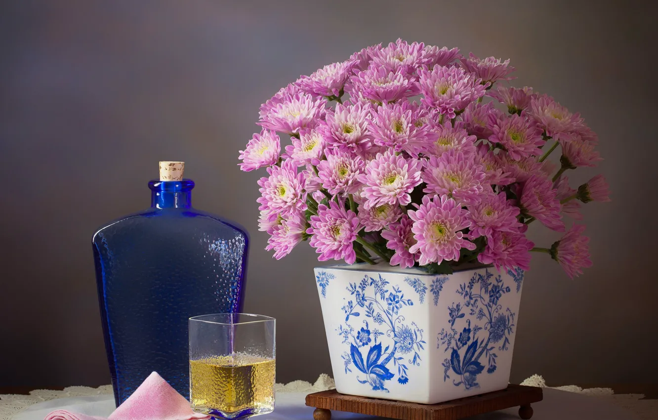 Фото обои цветы, стакан, стиль, фон, бутылка, розовые, натюрморт, хризантемы
