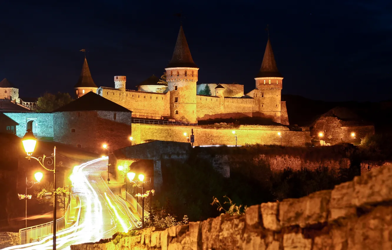 Фото обои дорога, ночь, огни, замок, стены, фонари, башни, крепость