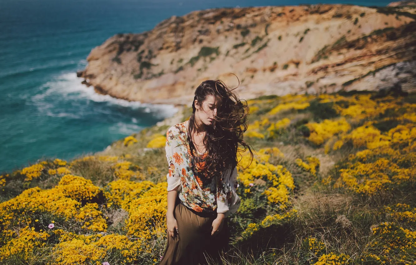 Фото обои море, волны, девушка, цветы, скалы, ветер, волосы, блузки