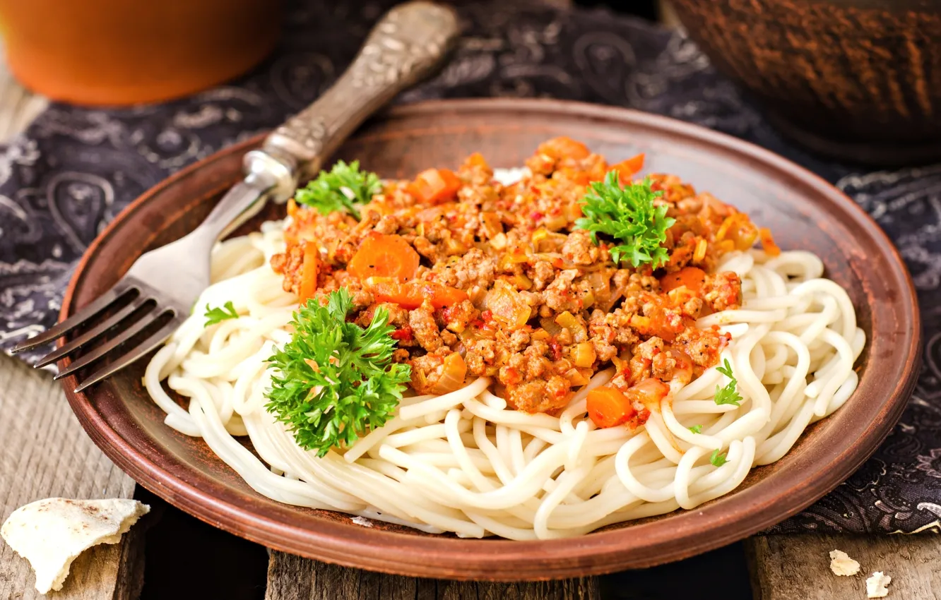 Фото обои тарелка, вилка, спагетти, соус, петрушка, паста