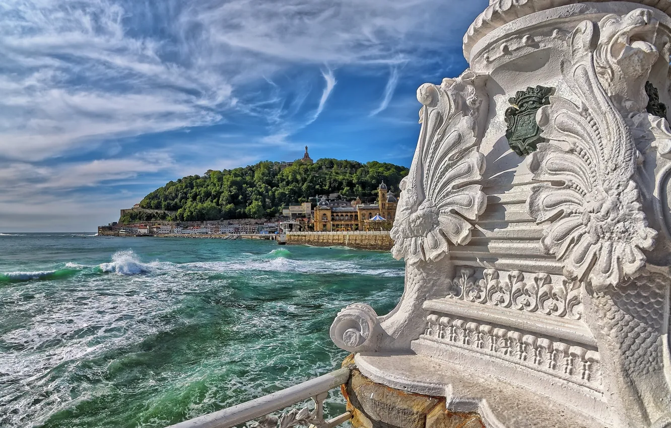 Фото обои океан, герб, Испания, колонна, Spain, Бискайский залив, San Sebastian, Bay of Biscay