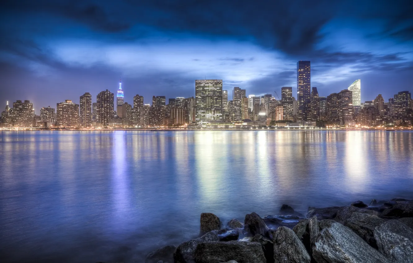 Фото обои город, река, камни, берег, вечер, мегаполис, New York, East River