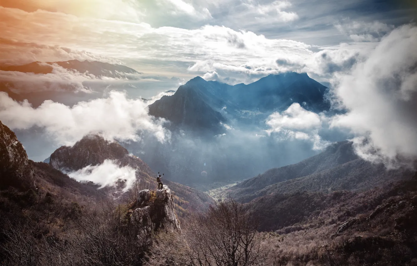 Фото обои солнце, облака, горы, долина, мужчина, приключения