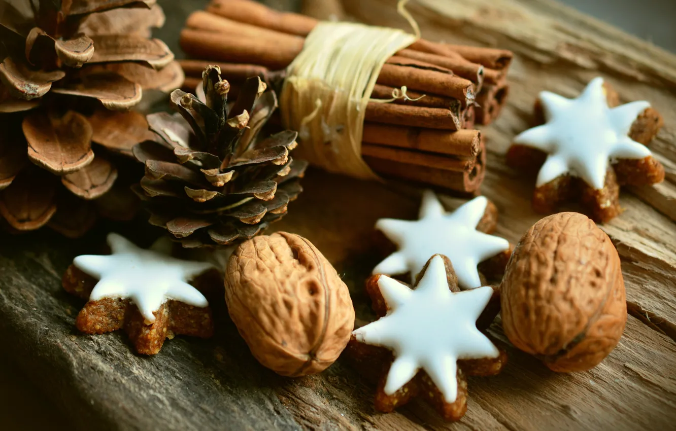 Фото обои печенье, звёздочки, корица, шишки, грецкие орехи