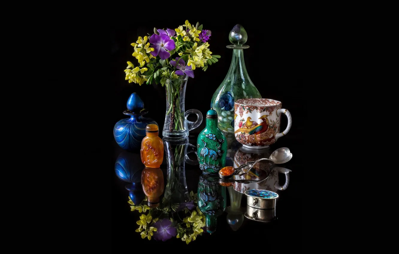 Фото обои стекло, отражения, цветы, серебро, кружка, ваза, черный фон, натюрморт