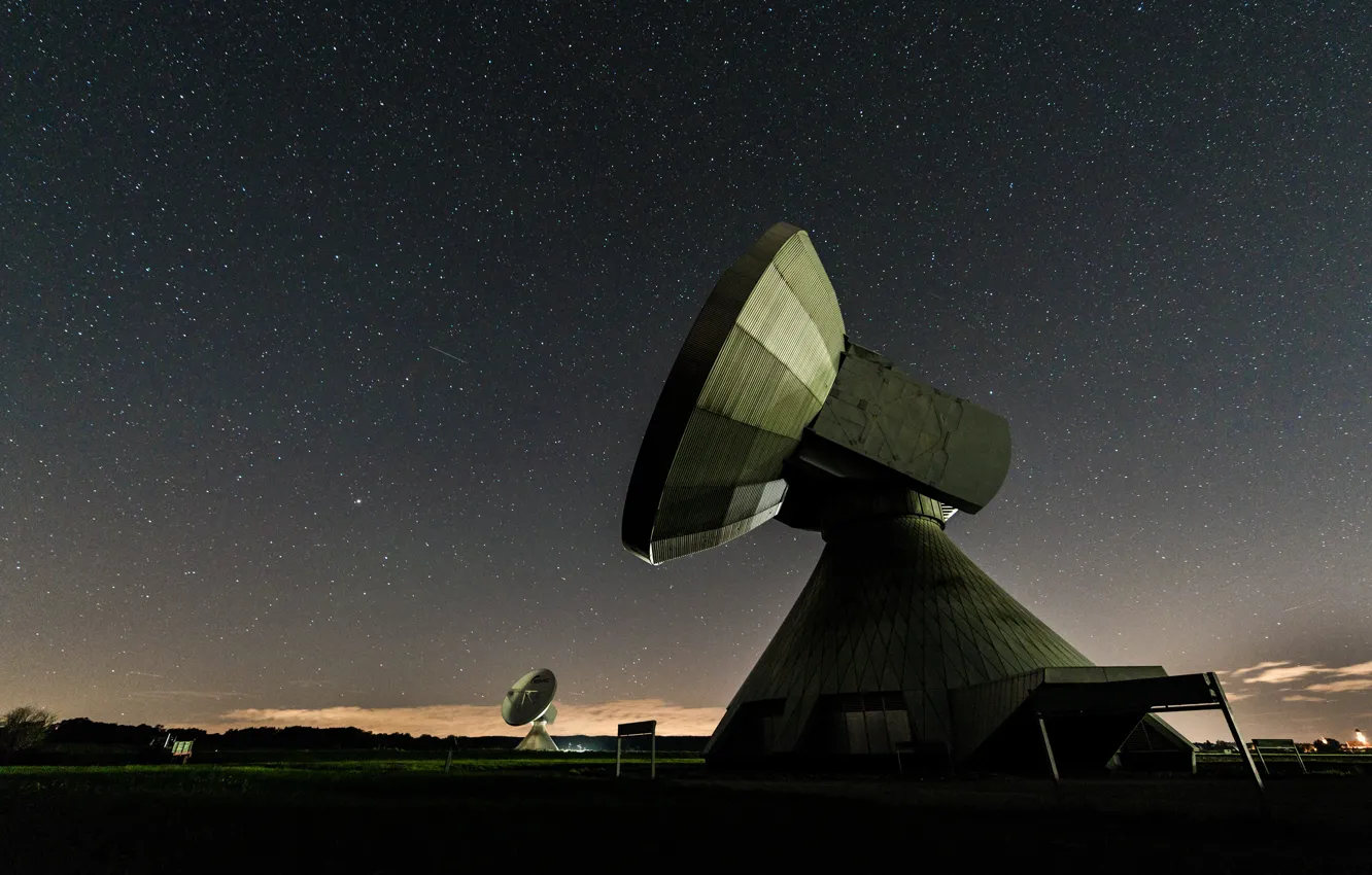 Фото обои поле, космос, пейзаж, ночь, темнота, антенна, hi-tech, звездное небо